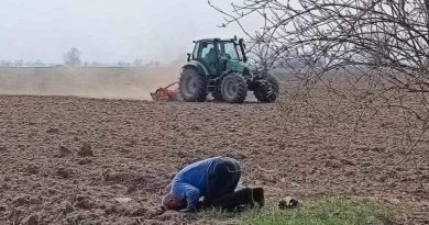 Fotografija koja obilazi BiH: Radnik obavlja namaz na poljima oko Janje