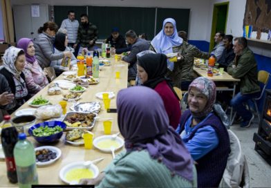 Svećenik u BiH priredio iftar za komšije Bošnjake