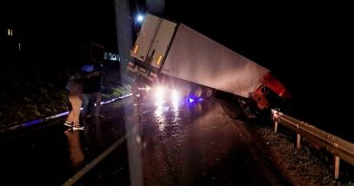 Saobraćajna nesreća kod Gradačca: Kamion sletio s kolovoza, saobraćaj obustavljen