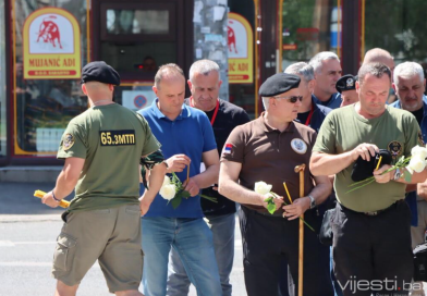 Veterani 65. zaštitnog puka Vojske RS, jedinice koja je učestvovala u genocidu u Srebrenici, u centru Sarajeva. 