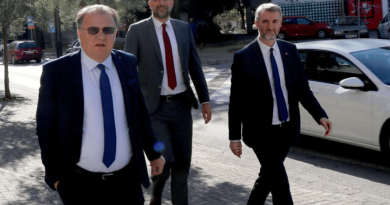 POLITIČKI CIRKUS BEZ KORMILARA