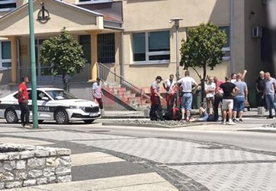 INTERVENISALA POLICIJA / Teža saobraćajna nesreća u Gradačcu – motociklist zadobio povrede