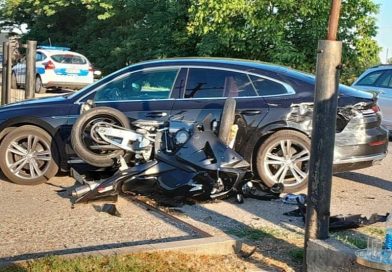 Teška nesreća na putu Brčko – Bijeljina: Motociklista preticao kolonu vozila i udario u automobil