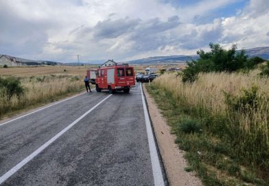 Jedna osoba poginula, jedna preminula, a trećoj se bore za život nakon prevrtanja auta u Varešu