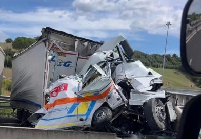TRAGEDIJA NA AUTOCESTI / Poginula tri člana Hitne pomoći, 18 osoba povrijeđeno u stravičnom sudaru