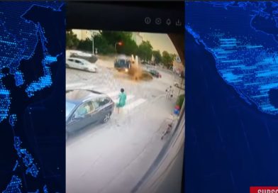 Objavljen snimak stravičnog sudara u Banjoj Luci: Auto je uletio u kružni tok i prevrnuo se