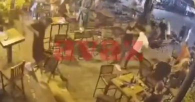 Video / Uznemirujući snimak iz Živinica: Više osoba se tuklo u kafani, dvoje završilo na UKC Tuzla!