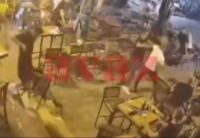 Video / Uznemirujući snimak iz Živinica: Više osoba se tuklo u kafani, dvoje završilo na UKC Tuzla!