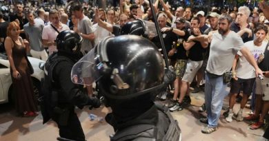 Nemiri širom Srbije: Nastao sukob demonstranata, policija interveniše